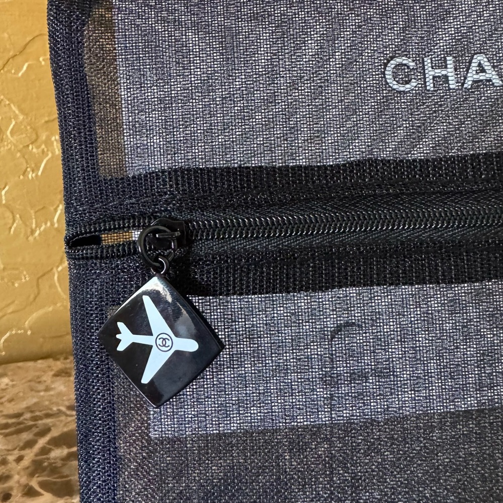 CHANEL Beauté La Collection Black Mesh Pouch NIB - Picture 3 of 4